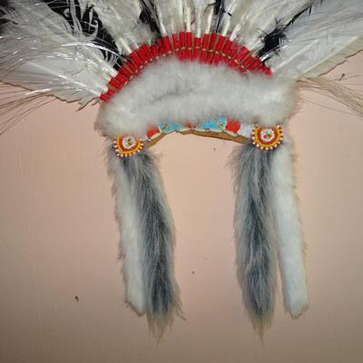 LOT 183. NATIVE AMERICAN INSPIRED DECOR HEAD DRESS