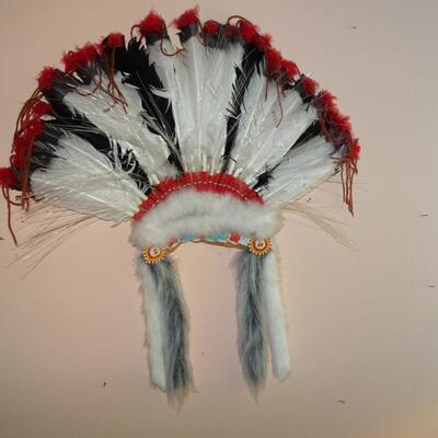 LOT 183. NATIVE AMERICAN INSPIRED DECOR HEAD DRESS