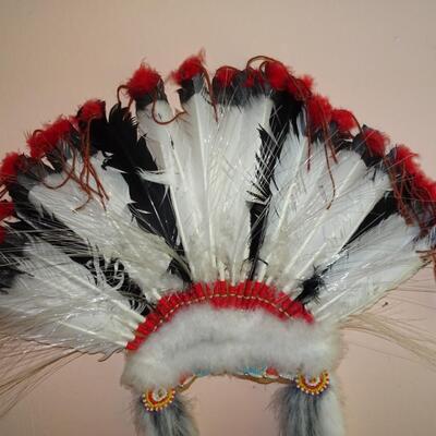 LOT 183. NATIVE AMERICAN INSPIRED DECOR HEAD DRESS