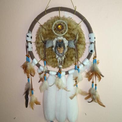 LOT 185. NATIVE AMERICAN INSPIRED DECOR DREAM CATCHER