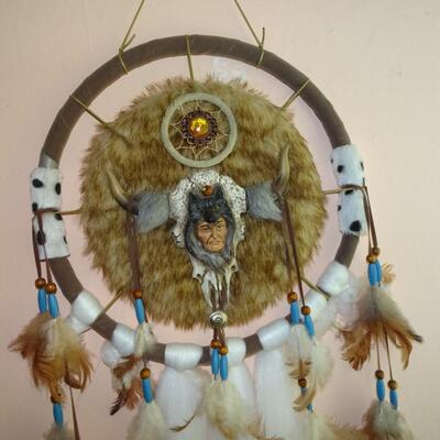 LOT 185. NATIVE AMERICAN INSPIRED DECOR DREAM CATCHER