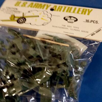 LOT 122  A BAG OF TIM MEE PLAY SOLDIERS