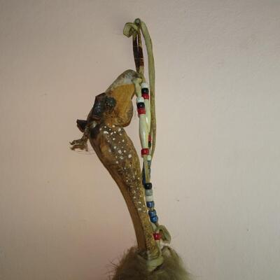 LOT 192. NATIVE AMERICAN INSPIRED WALL DECOR