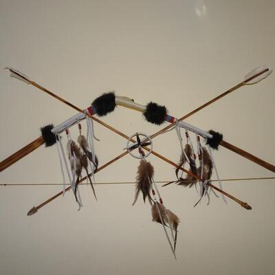 LOT 206. NATIVE AMERICAN INSPIRED DECOR  BOW AND ARROW