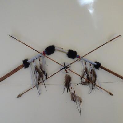 LOT 206. NATIVE AMERICAN INSPIRED DECOR  BOW AND ARROW