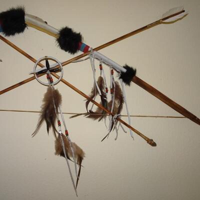 LOT 206. NATIVE AMERICAN INSPIRED DECOR  BOW AND ARROW