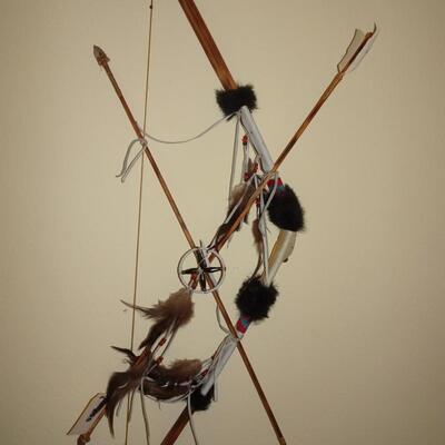 LOT 206. NATIVE AMERICAN INSPIRED DECOR  BOW AND ARROW