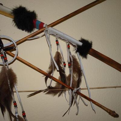 LOT 206. NATIVE AMERICAN INSPIRED DECOR  BOW AND ARROW