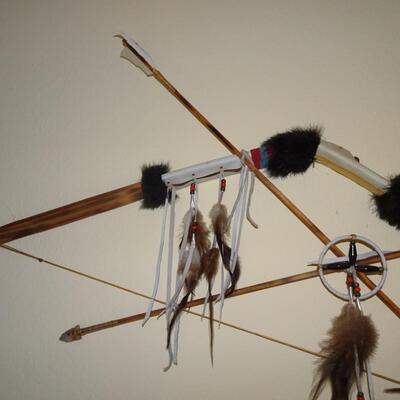 LOT 206. NATIVE AMERICAN INSPIRED DECOR  BOW AND ARROW
