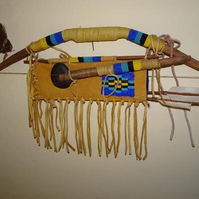 LOT 207. NATIVE AMERICAN INSPIRED DECOR  BOW AND ARROW