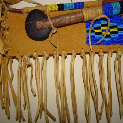 LOT 207. NATIVE AMERICAN INSPIRED DECOR  BOW AND ARROW