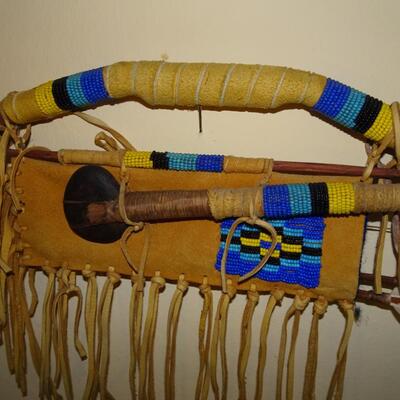 LOT 207. NATIVE AMERICAN INSPIRED DECOR  BOW AND ARROW