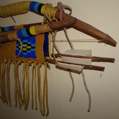 LOT 207. NATIVE AMERICAN INSPIRED DECOR  BOW AND ARROW