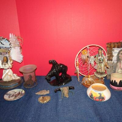 LOT 209. NATIVE AMERICAN INSPIRED DECOR