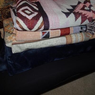 LOT 224. LARGE COLLECTION OF THROW PILLOWS