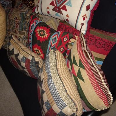 LOT 224. LARGE COLLECTION OF THROW PILLOWS