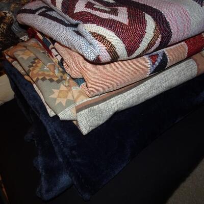 LOT 224. LARGE COLLECTION OF THROW PILLOWS