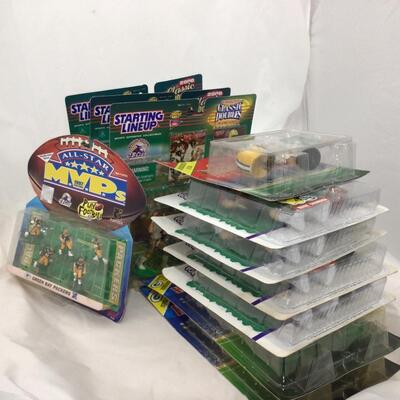 182) PACKERS | Mixed Group of Figures and Collectibles