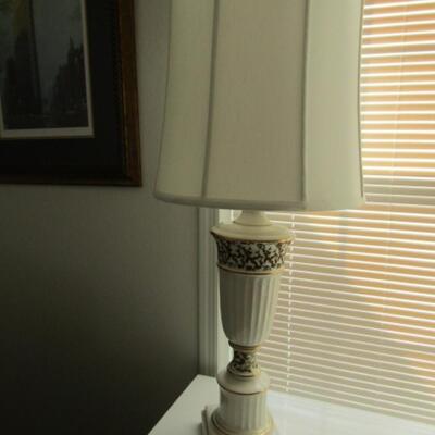 Decorative Urn Shaped Table Top Lamp with Shade