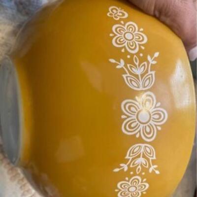 Vintage Yellow Daisy Pyrex 444