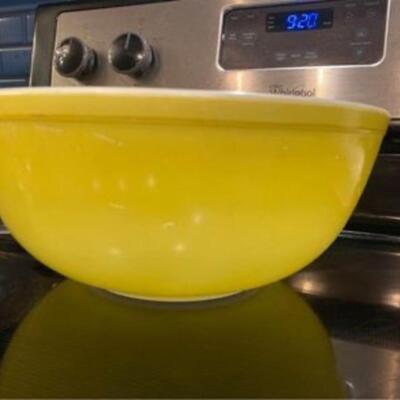 Vintage Yellow 404 Pyrex mixing bowl