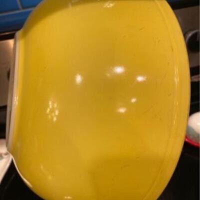Vintage Yellow 404 Pyrex mixing bowl