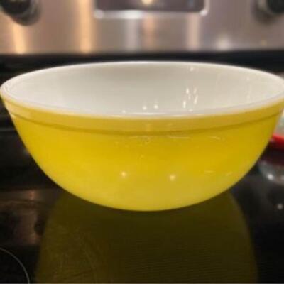 Vintage Yellow 404 Pyrex mixing bowl