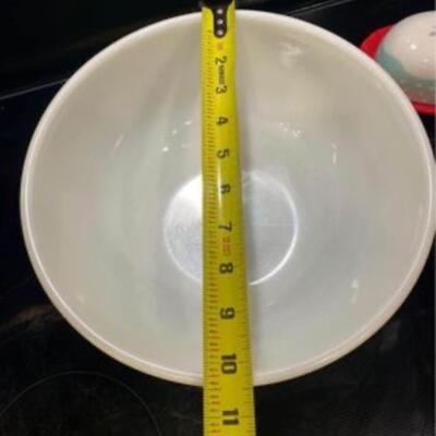 Vintage Yellow 404 Pyrex mixing bowl