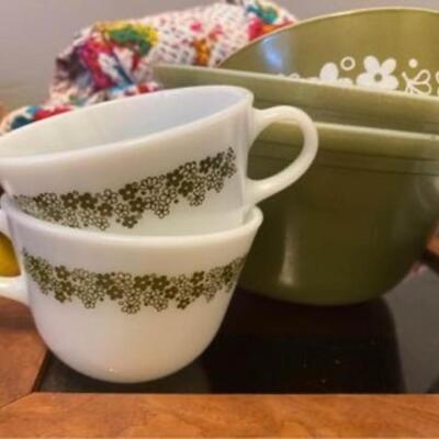 Bundle of Pyrex and anchor hocking