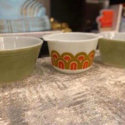 Pyrex scales/arches bowl.