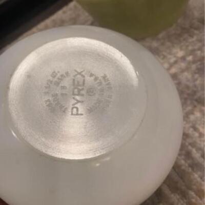 Pyrex scales/arches bowl.