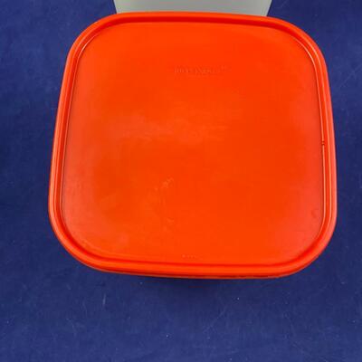 2 Tupperware modular mates with red lids. 11 cup and 17 cup #2 and #3