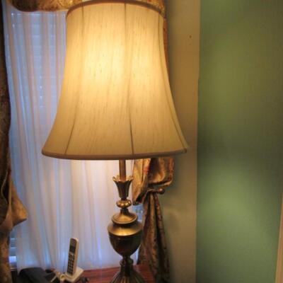 Metal Urn Shaped Table Top Lamp with Shade