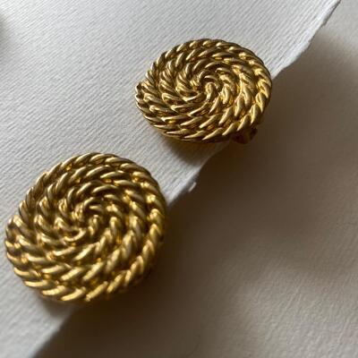 Rope swirl gold clip earrings matte:brushed