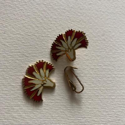 Metropolitan museum of art earrings needs repair