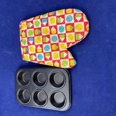 Child size hot mit and cupcake pan