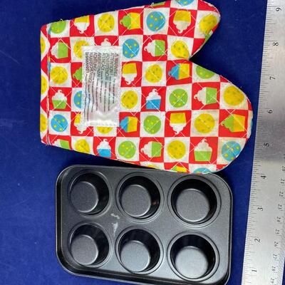 Child size hot mit and cupcake pan