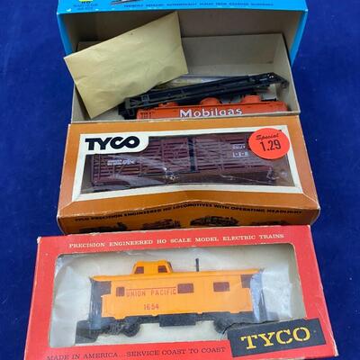 Lot of 3 HO train items car caboose and kit for oil tanker tyco and athearns