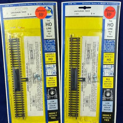 Lot of 2 HO uncoupling track with small figure new old stock AH 2525
