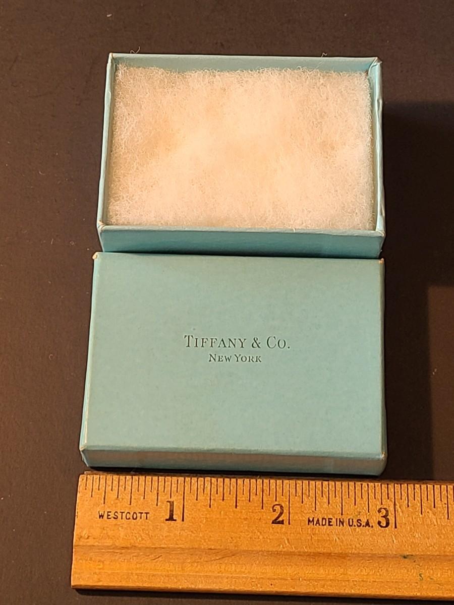 Lot 424: Vintage Tiffany & Co. Small Jewelry Box Empty | EstateSales.org
