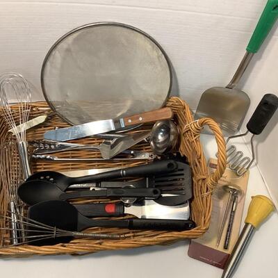 817 Lot of Misc Kitchen Tools & Utensils