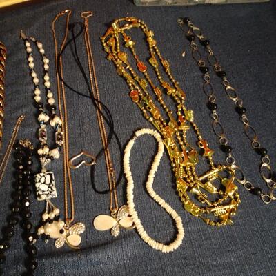 LOT 230. COSTUME JEWELRY AND VINTAGE JEWELRY BOX