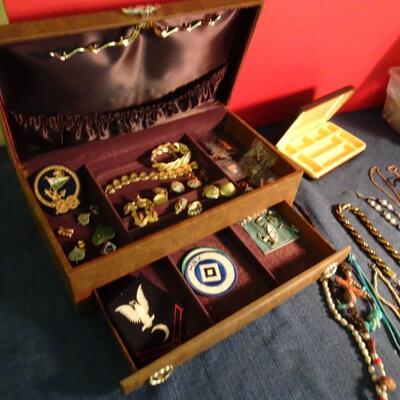 LOT 230. COSTUME JEWELRY AND VINTAGE JEWELRY BOX