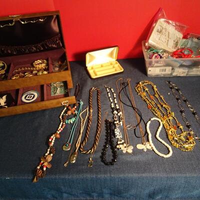 LOT 230. COSTUME JEWELRY AND VINTAGE JEWELRY BOX