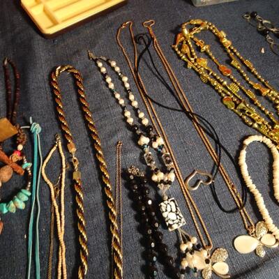 LOT 230. COSTUME JEWELRY AND VINTAGE JEWELRY BOX