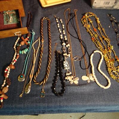 LOT 230. COSTUME JEWELRY AND VINTAGE JEWELRY BOX
