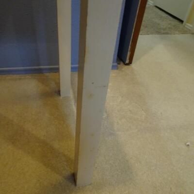 LOT 232 WHITE SOFA /ENTRY TABLE
