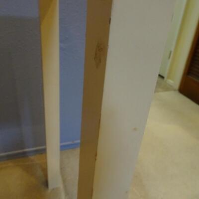 LOT 232 WHITE SOFA /ENTRY TABLE