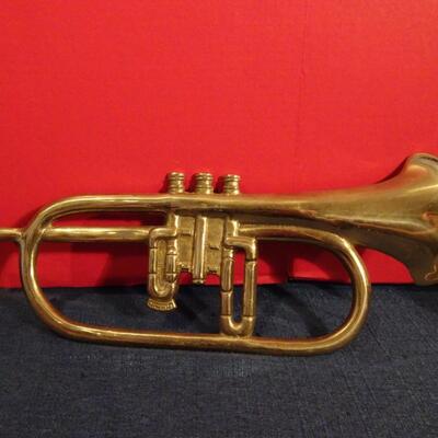 LOT 244. MUSICAL INSTRUMENT RELATED HOME WALL DECOR