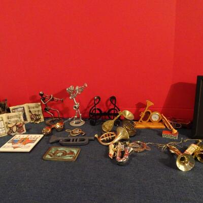 LOT 248. MUSICAL INSTRUMENT RELATED HOME DECOR
